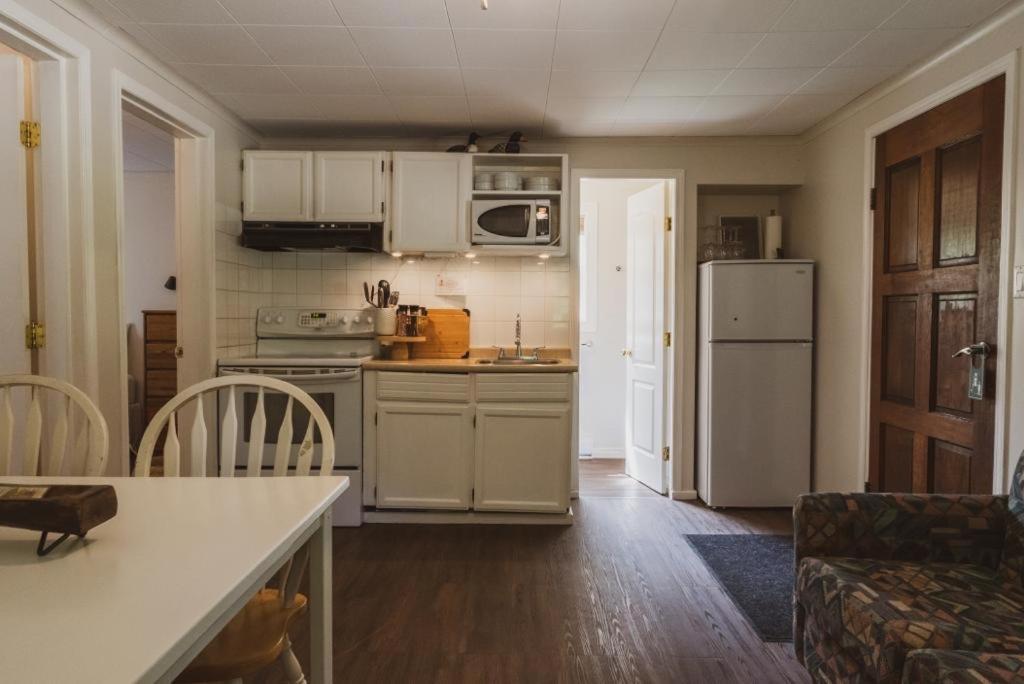 Barefoot Villas And Retreat Christina Lake Экстерьер фото